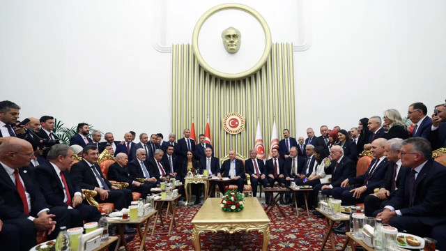 İşte o karenin perde arkası! Davutoğlu Erdoğan ile buluşmasının detaylarını anlattı - Resim: 0