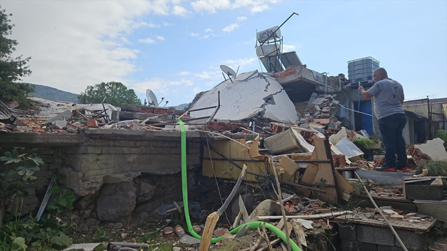 İzmir'de bir evde patlama oldu! Evin çatısı çöktü - Resim: 0