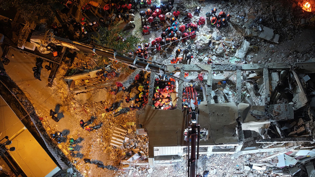 Kocaeli'de çöken binanın enkazında kalan anne ve babanın cansız bedenlerine ulaşıldı - Resim: 0