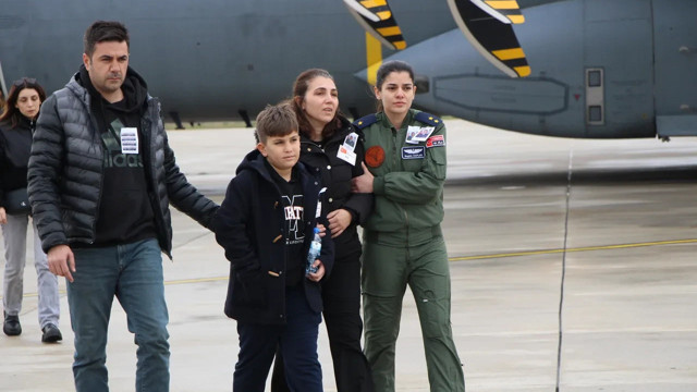 Şehit babasını oyuncağına sarılarak bekledi! Gören gözyaşına boğuldu - Resim: 1