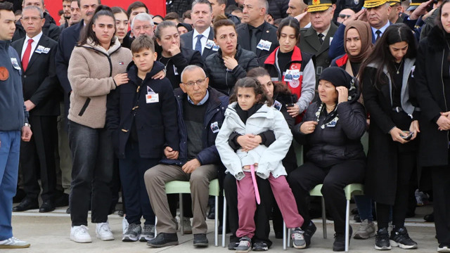 Şehit babasını oyuncağına sarılarak bekledi! Gören gözyaşına boğuldu - Resim: 0