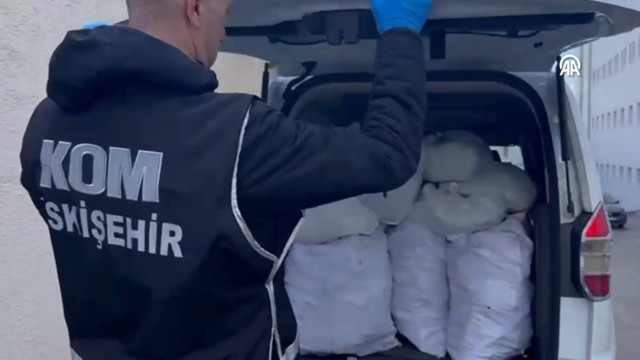 Eskişehir'de arızalı görünümü verilen araçtan çıkanlara bakın! - Resim: 0