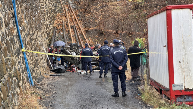 Kamyonet alt yola uçtu! Feci kazada ölenler var - Resim: 0