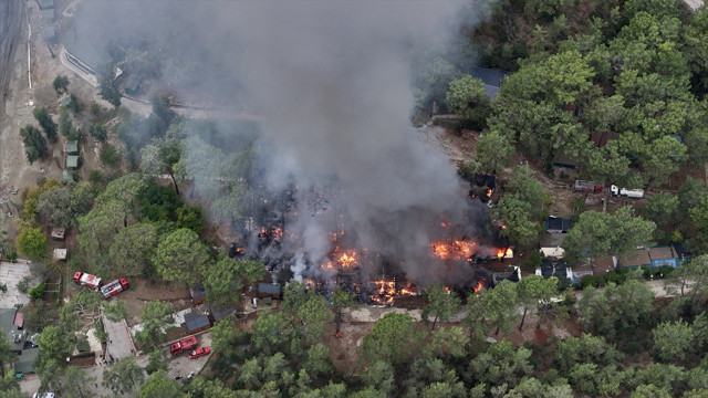 Kamp alanında yangın çıktı! Alevler taşınabilir evler ile karavanlara sıçradı - Resim: 0
