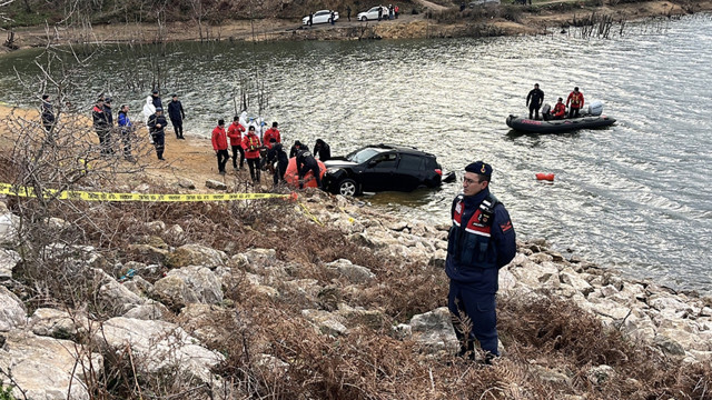 Balıkesir'de kayıp Elif Kumal'dan acı haber gelmişti! Sudaki aracı vinç yardımıyla çıkarıldı - Resim: 0