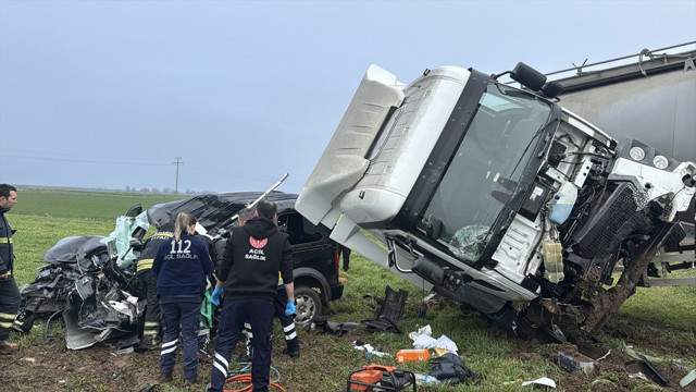 Edirne'de korkun&ccedil; kaza! Hafif ticari ara&ccedil; ile tır &ccedil;arpıştı - Resim: 0