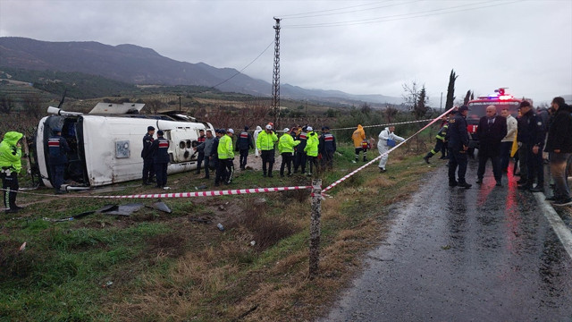 Denizli'de midibüs şarampole devrildi! Genç hemşire öldü çok sayıda yaralı var - Resim: 1