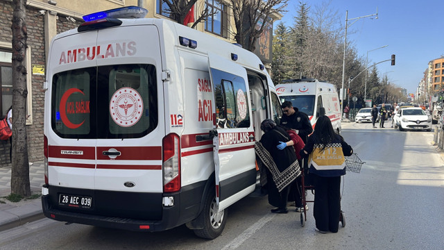 Eskişehir’de kaza yapan otomobil yayaların arasına daldı! Yaralılar var - Resim: 1