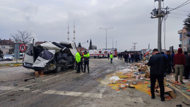 Altı aracın karıştığı feci kaza! 19 kişi yaralandı - Resim: 0