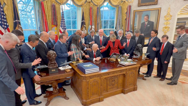 Trump'ın dini danışmanından Hristiyanlara çağrı: Kazancınızın yüzde 10'unu İsrail'e gönderin - Resim: 0