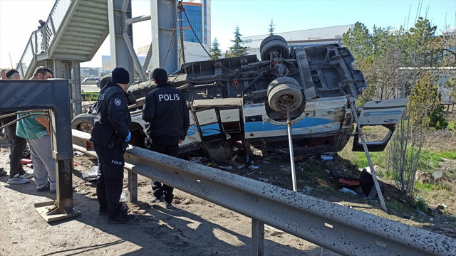 Ankara'da katliam gibi kaza! Otobüs üst geçide çarptı, 5 kişi hayatını kaybetti, yaralılar var - Resim: 0