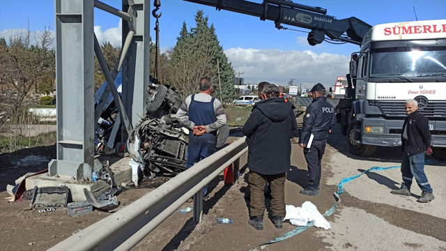 Ankara'da katliam gibi kaza! Otobüs üst geçide çarptı, 5 kişi hayatını kaybetti, yaralılar var - Resim: 1