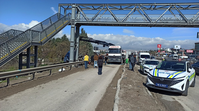 Ankara'da katliam gibi kaza! Otobüs üst geçide çarptı, 5 kişi hayatını kaybetti, yaralılar var - Resim: 2