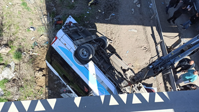 Ankara'da katliam gibi kaza! Otobüs üst geçide çarptı, 5 kişi hayatını kaybetti, yaralılar var - Resim: 3