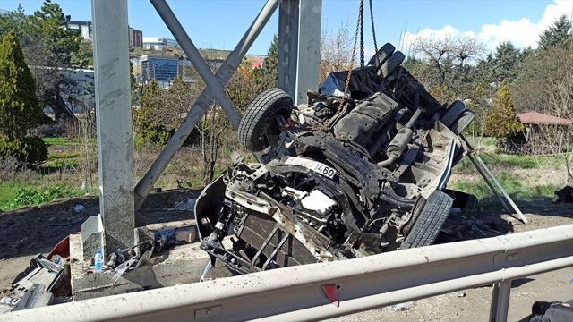 Ankara'da katliam gibi kaza! Otobüs üst geçide çarptı, 5 kişi hayatını kaybetti, yaralılar var - Resim: 5