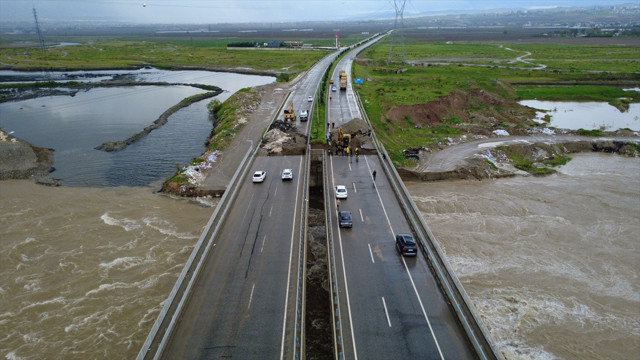 Sağanak nedeniyle &ccedil;&ouml;kt&uuml;! Yol &ccedil;ift taraflı trafiğe kapatıldı - Resim: 0