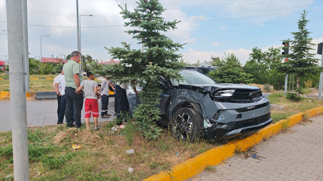 Ahlat'ta ambulans ile SUV çarpıştı: 10 yaralı - Resim: 0