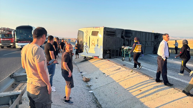Yolcu otobüsü bariyerlere çarpıp devrildi! Çok sayıda yaralı var, yol trafiğe kapandı - Resim: 0
