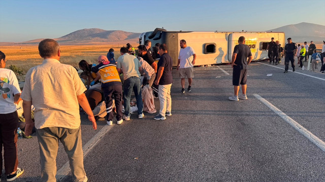 Yolcu otobüsü bariyerlere çarpıp devrildi! Çok sayıda yaralı var, yol trafiğe kapandı - Resim: 1