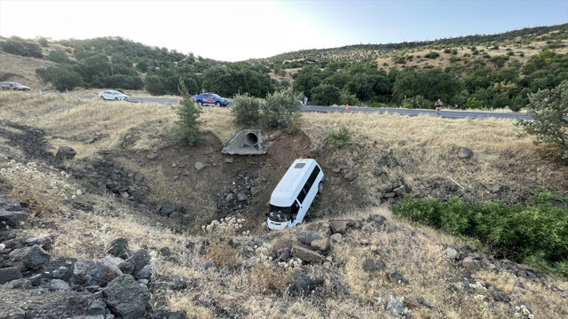 Şanlıurfa'da işçileri taşıyan minibüs şarampole devrildi - Resim: 0