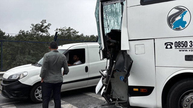 Başakşehir'de İETT otobüsü ve yolcu otobüsünün karıştığı kazada 4 kişi yaralandı - Resim: 0