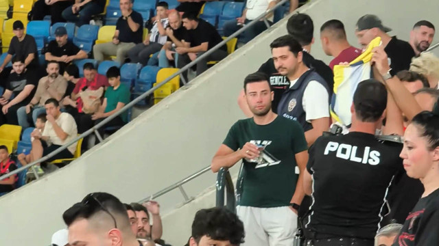 K&uuml;&ccedil;&uuml;k &ccedil;ocuğun &uuml;zerindeki Fenerbah&ccedil;e formasını zorla &ccedil;ıkarttırmıştı o maganda yakalandı - Resim: 0