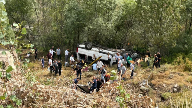 Katliam gibi kaza! Yolcu minibüsü şarampole uçtu, ölü ve yaralılar var - Resim: 0