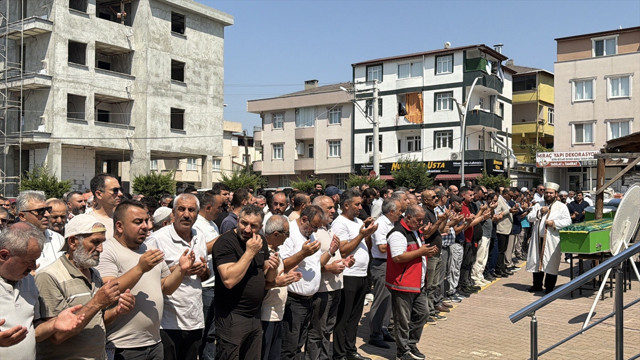 Kocaeli'de sahilde ölü bulunan 3 kardeşin cenazeleri defnedildi - Resim: 0