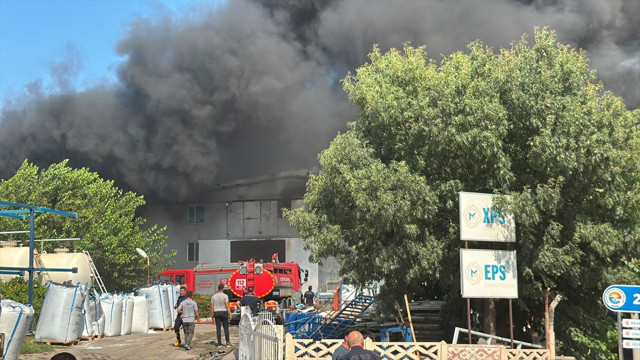Fabrika yanıyor! Dumanlar kentin pek çok noktasından görülüyor - Resim: 0