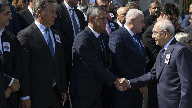 Kemal Kılı&ccedil;daroğlu ile &Ouml;zg&uuml;r &Ouml;zel cenaze t&ouml;reninde tokalaştı - Resim: 2