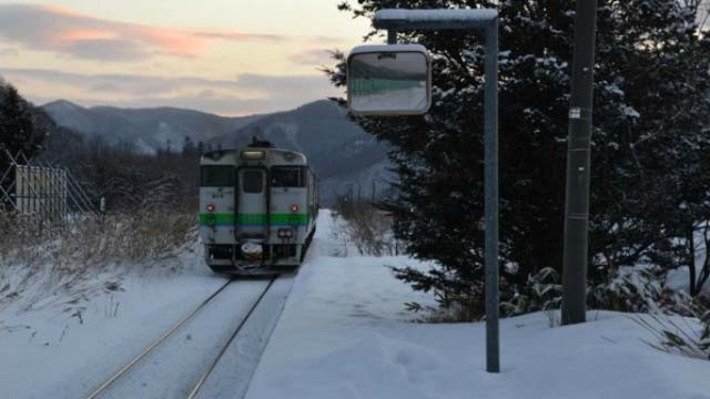 İnsanlık dersi! Koca tren sadece onun için geliyor - Resim: 4