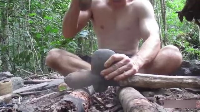 Hiç bir alet kullanmadan tuğladan ev yaptı - Resim: 1