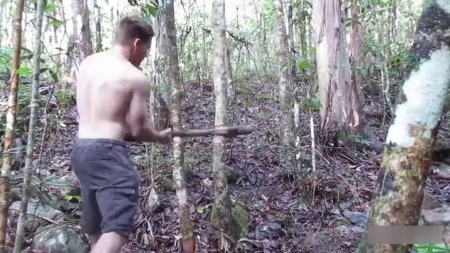 Hiç bir alet kullanmadan tuğladan ev yaptı - Resim: 3