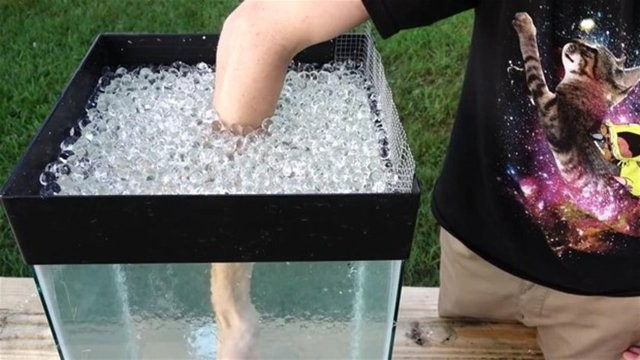 Çılgın adam sınır tanımıyor! Akvaryuma alüminyum döktü ve - Resim: 2