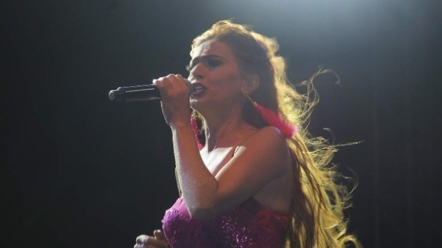 Yıldız Tilbe Hadise'nin mekanında sahneden indirildi - Resim: 3