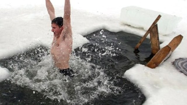 Buz gibi havaya rağmen suya girdiler nedenine bakın - Resim: 1