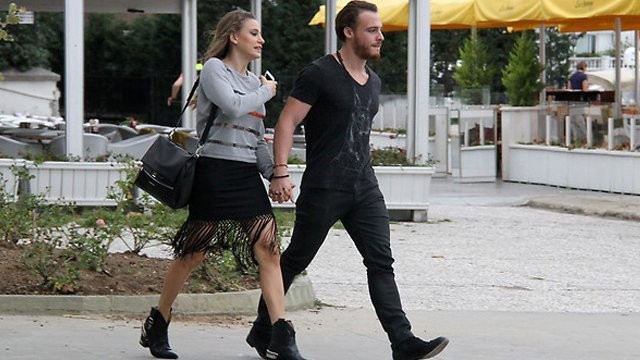 Serenay Sarıkaya ile Kerem Bürsin'i evlendirdiler - Resim: 4