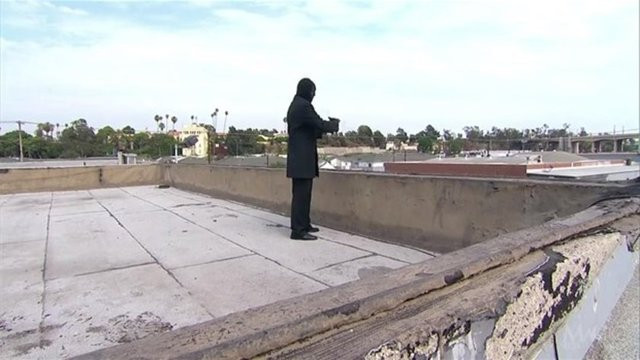 Maskeli sihirbaz hileyi ifşa etti havada nasıl uçuyor? - Resim: 1