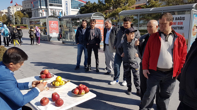 Elmadan 5,1 metre uzunluğunda kabuk soydu Guniess için sponsor bekliyor! - Resim: 2