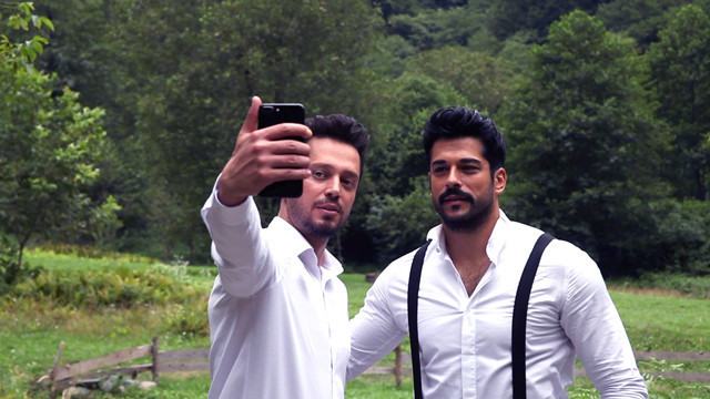 İşte Fahriye Evcen ve Burak Özçivit'in balayı fotoğrafı - Resim: 4