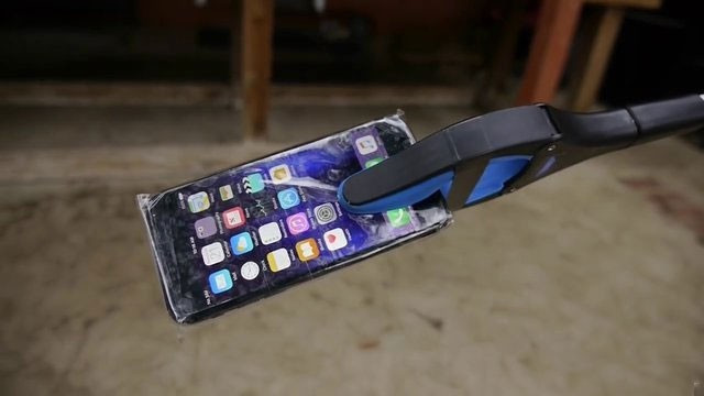 İPhone'u timsahların önüne attılar! Bakın sonra ne oldu - Resim: 1