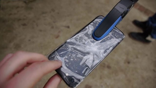 İPhone'u timsahların önüne attılar! Bakın sonra ne oldu - Resim: 2