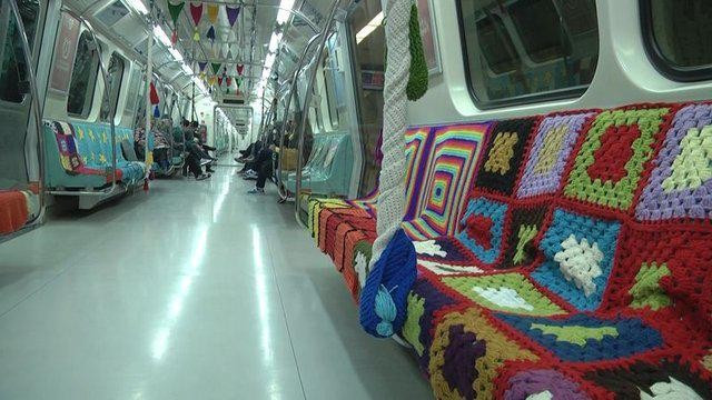 Metroda şaşırtan görüntü 'Anne eli değdi' - Resim: 1