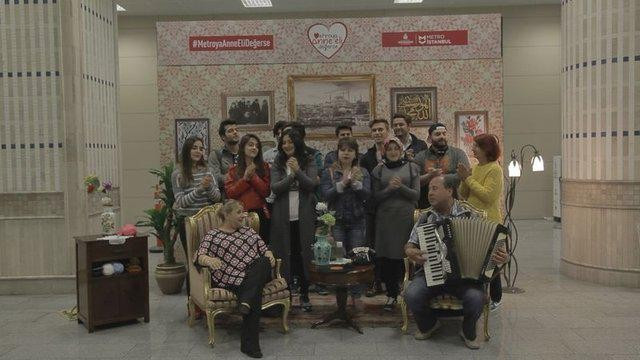 Metroda şaşırtan görüntü 'Anne eli değdi' - Resim: 3