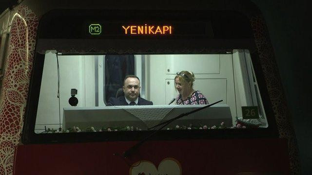 Metroda şaşırtan görüntü 'Anne eli değdi' - Resim: 4