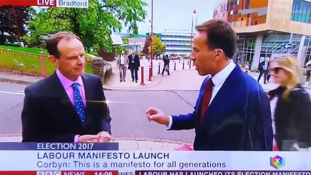 Böyle canlı yayın kazası görülmedi kadını bir anda tutup... - Resim: 1