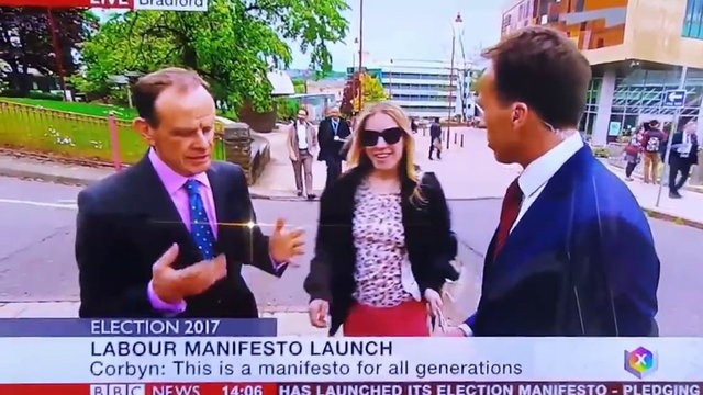 Böyle canlı yayın kazası görülmedi kadını bir anda tutup... - Resim: 2