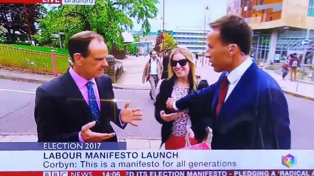 Böyle canlı yayın kazası görülmedi kadını bir anda tutup... - Resim: 4