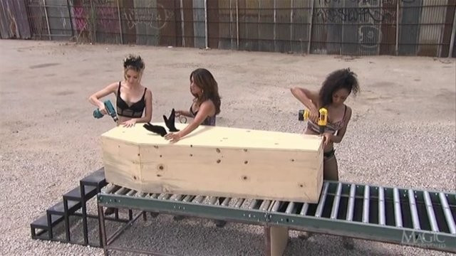 Maskeli sihirbaz hileyi ifşa etti! Kesilecek tabuttan nasıl çıktı? - Resim: 4