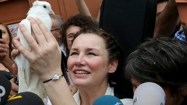 Faruk Salman aşka geldi! Restoranın ortasında Deniz Seki'ye bağırdı - Resim: 1